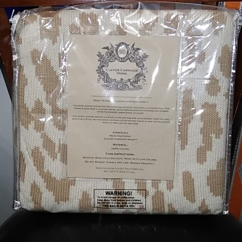 Clever carriage tan & cream throw. New